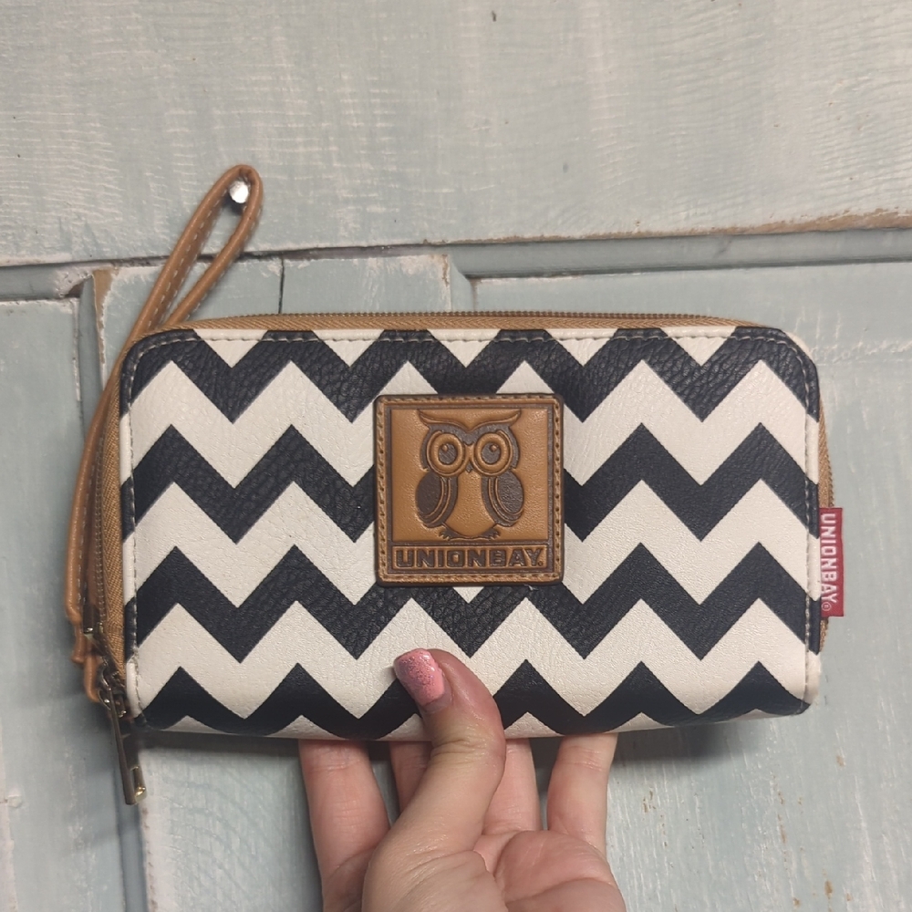 UNIONBAY Chevron Pattern Wristlet Wallet